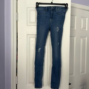 Hollister High-Rise Ripped Jean Legging Size 1R. Great Condition.